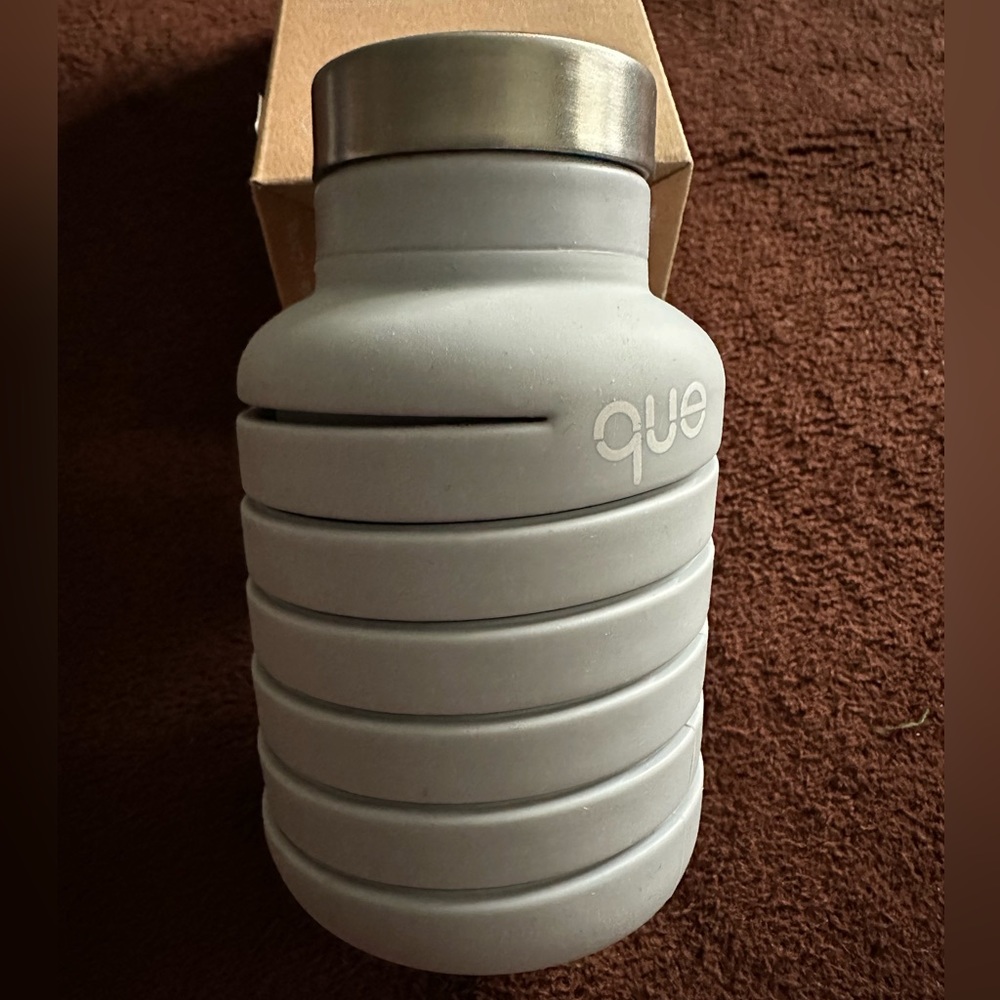 NEW Que Collapsible Silicone Water Bottle 20 oz